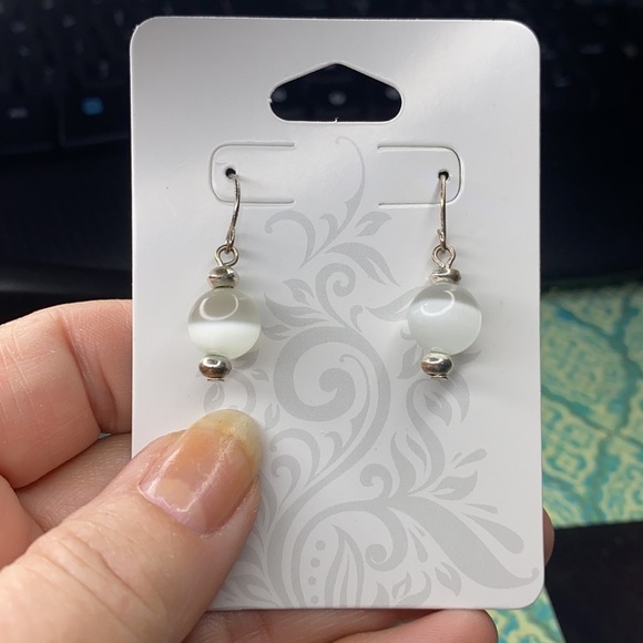 Simple pearl-like dangle earrings​ - Picture 2 of 3